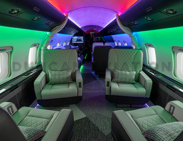 Alternate interior cabin lighting of Challenger 604