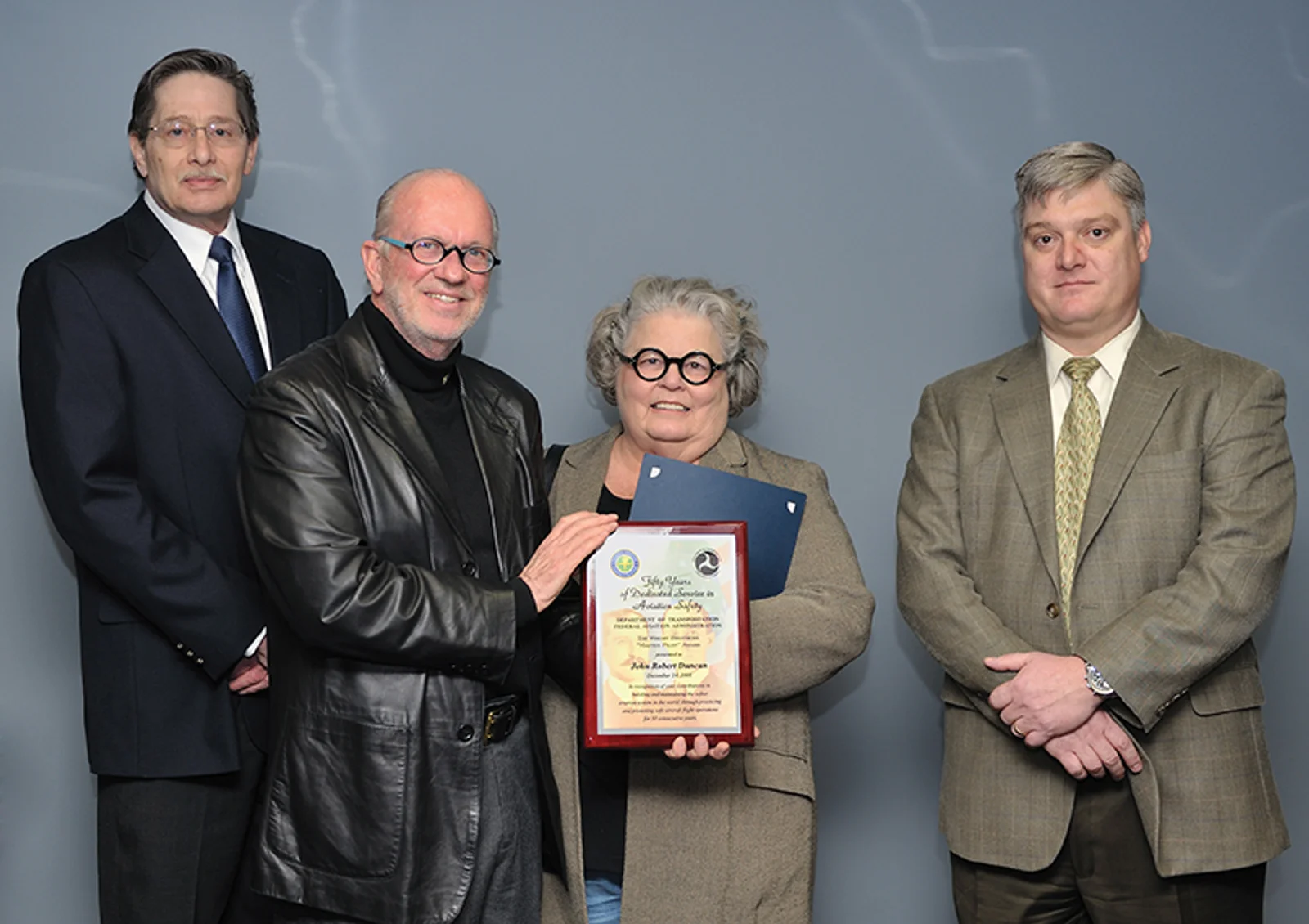 Robert Duncan, accompanied by his wife Karen, received the Wright Brothers Master Pilot Award on December 24, 2008.